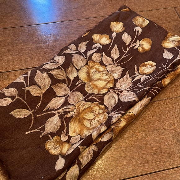 Shades of Brown flower scarf - Picture 4 of 4